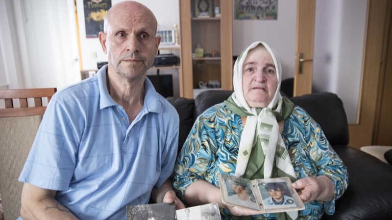Boşnak aile, Srebrenitsa'da öldürülen oğullarını defnetmeye hazırlanıyor