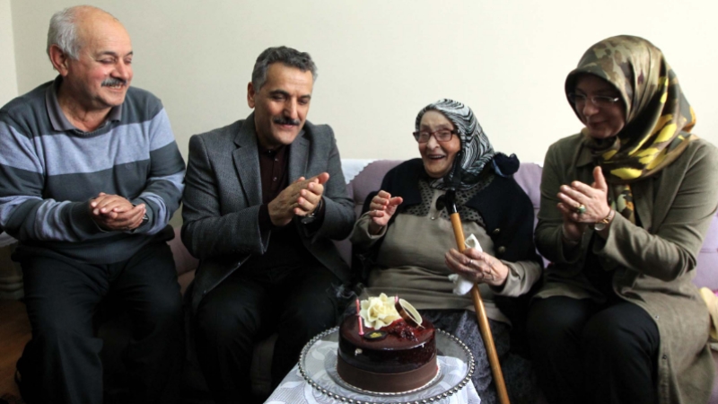101 yaşındaki nineye doğum günü kutlaması