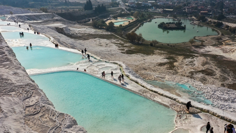 Pamukkale, sonbaharda da turistleri cezbediyor