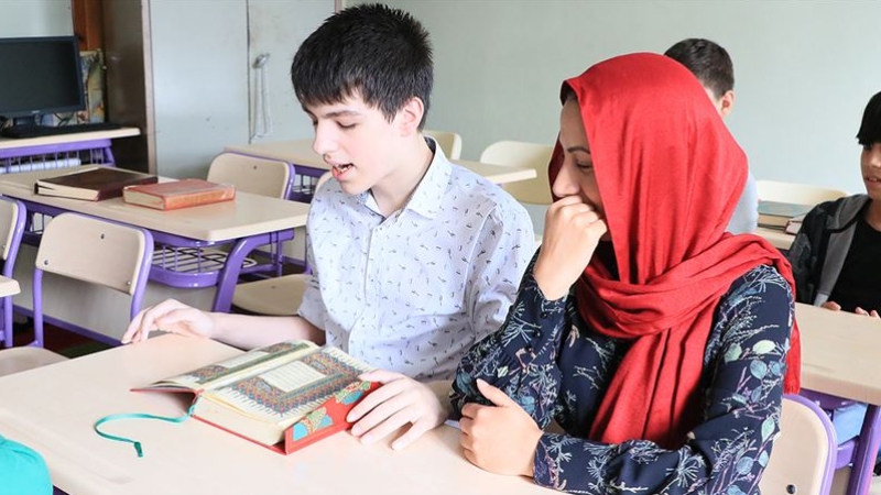 Kur'an'ı ezbere okuyan otizmli genç hafız oldu