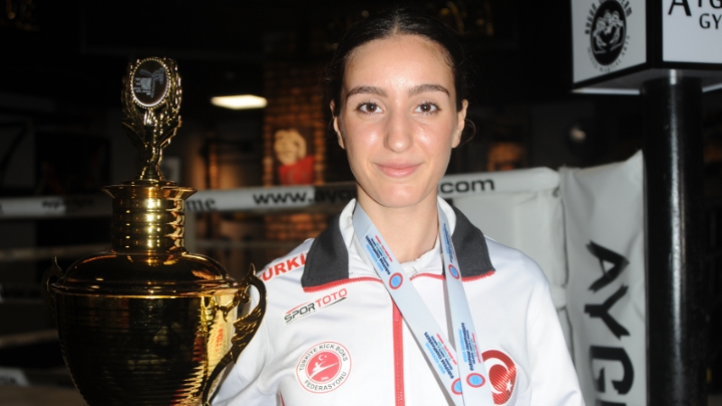 'Muay thai'de dünya, 'kick boks'ta Avrupa şampiyonu oldu