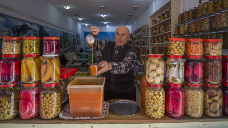 45 yıllık turşucunun renkli dükkanı