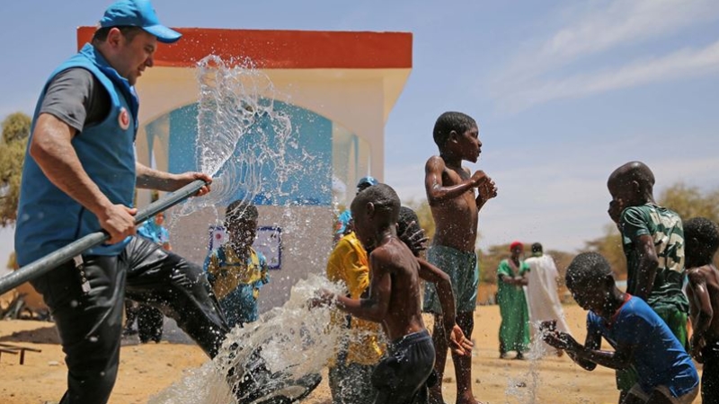 Öğrencilerden Afrika'ya 'can suyu'