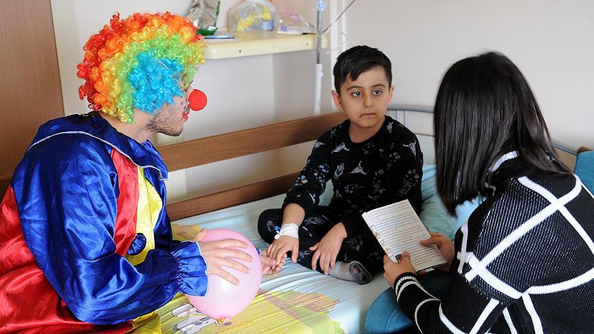 Çocuk hastalara şifa niyetine masal