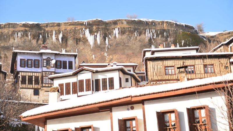 Safranbolu'nun doğa harikası kanyonlarında buz sarkıtları oluştu