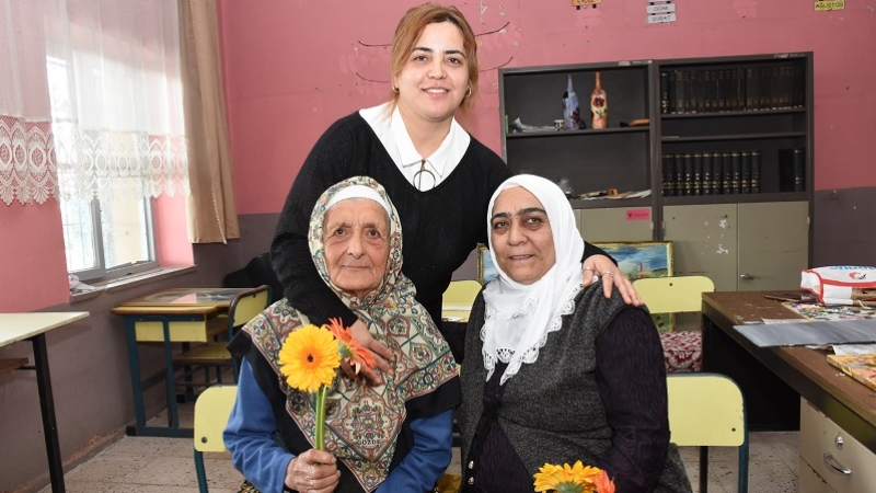 82 yaşındaki öğrenci, 'ilk öğretmeni'ni unutmadı