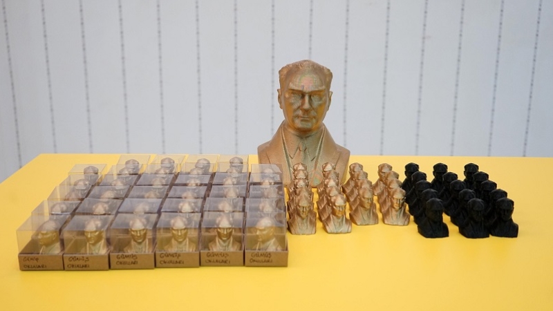 Atatürk büstü biblolarıyla köy okullarına 'mutluluk' taşıyorlar