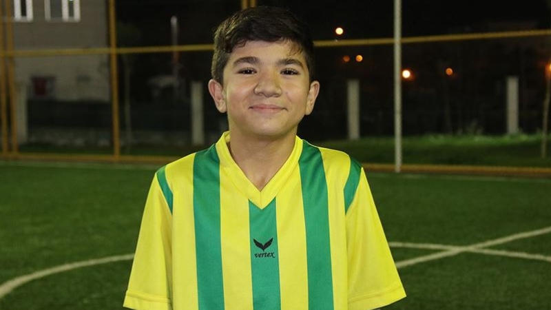 14 yaşındaki Muzaffer futbolla engelleri aştı