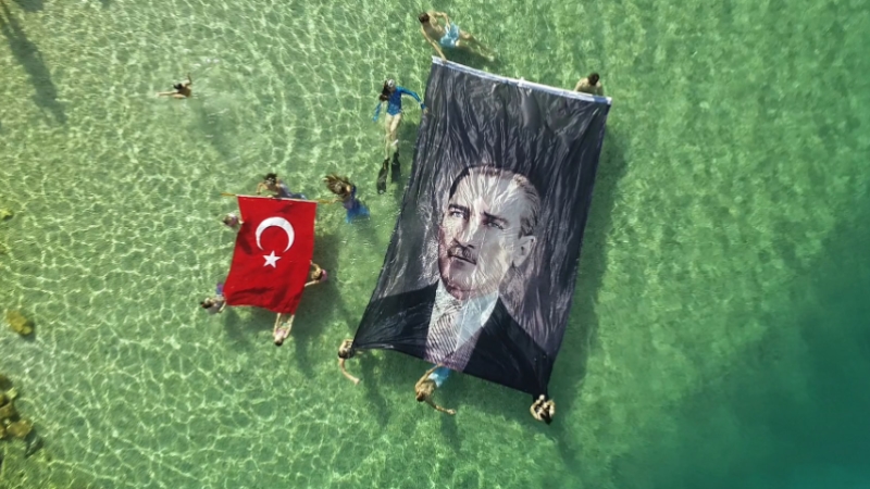 Birgül Erken ve Ufuk Koçak'tan 10 Kasım Atatürk'ü Anma Günü ve Atatürk Haftası'na özel dalış
