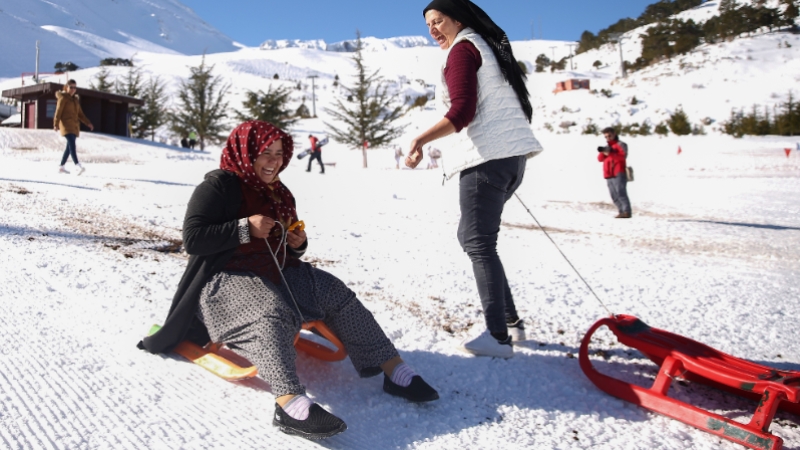 Yörük kadınların Davraz'da kızak keyfi