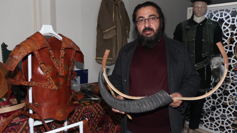 Osman usta, geleneksel Türk yayı ve okunu gelecek kuşaklara aktarıyor