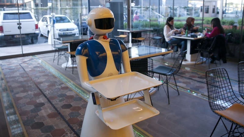 Bu restoranda masalar tablet, garsonlar robot