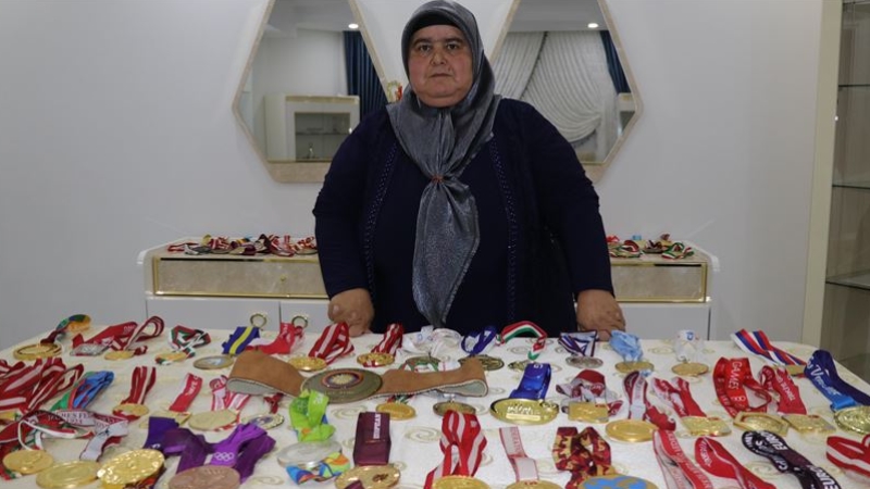 Şampiyonun madalyaları annesine emanet
