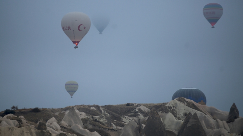 Kapadokya'da balonlar 'sis denizi'nde uçtu