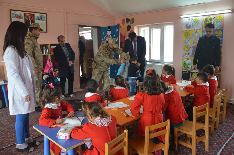  Mehmetçik köy çocuklarının yüzünü güldürdü