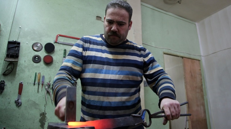 Geleneksel Türk kılıçlarını asırlık teknikle yeniden üretiyor