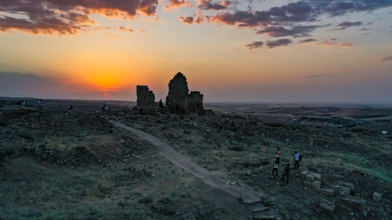 Zerzevan Kalesi'nin gün batımı fotoğrafları sergilere ilham kaynağı oluyor