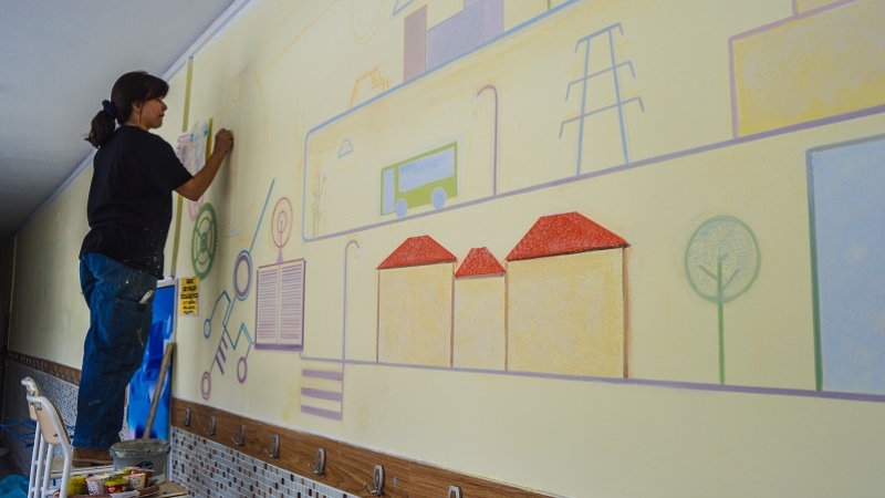 Ressam Nakilcioğlu duvarları sanat eserine dönüştürüyor