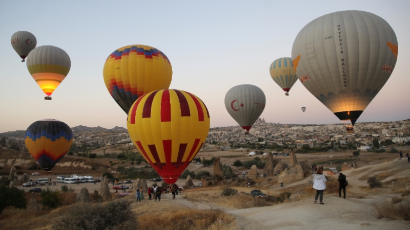 Yerli sıcak hava balonları ilk kez turistlerle uçtu