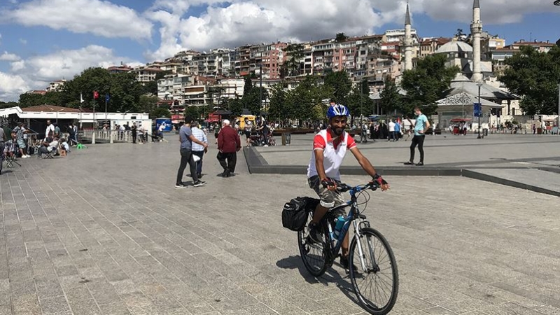 Türkiye'yi gezme hayalini bisikletle gerçekleştiriyor