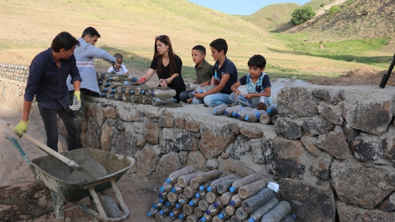 Plastik şişelerden okul duvarı ördüler