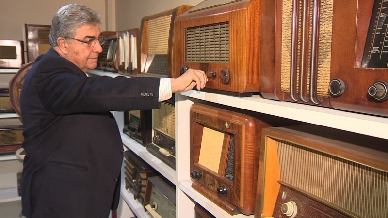 Yıllardır antika radyoların peşinde