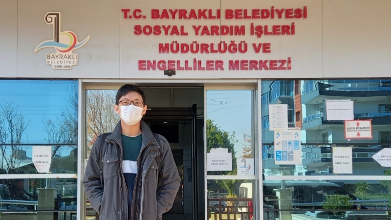 Japon öğrenci, İzmir'deki depremzedeler için yardım kampanyası düzenledi