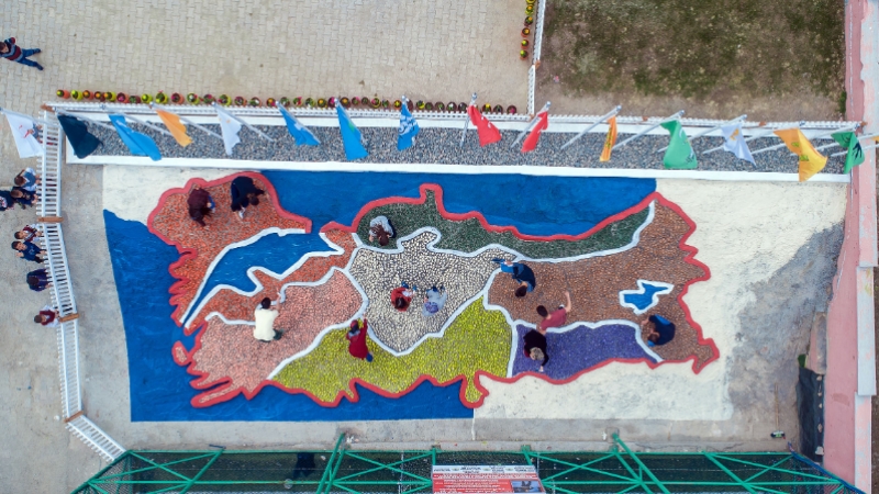 Kum, taş ve çimentoyla Türkiye haritası yaptılar