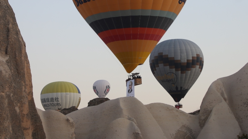 Kapadokya'da balonlar Atatürk afişleri ve bayraklarla uçtu