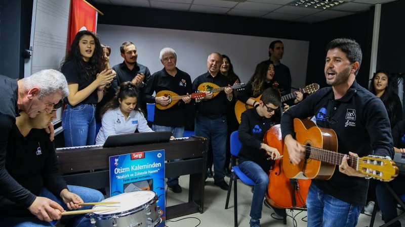 Kurduğu orkestrayla otizmli öğrencilerin hayatını değiştirdi