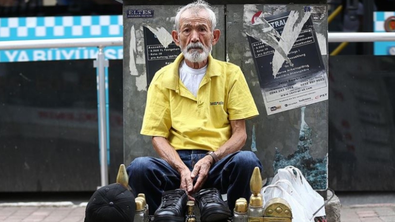 Akranları torun severken Mustafa dede ayakkabı boyuyor