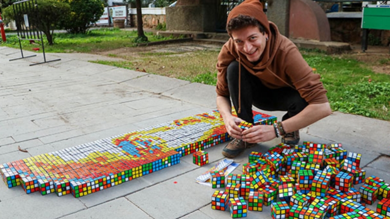 Rubik küplerle portre yapan Burak'ın hedefi dünya rekoru