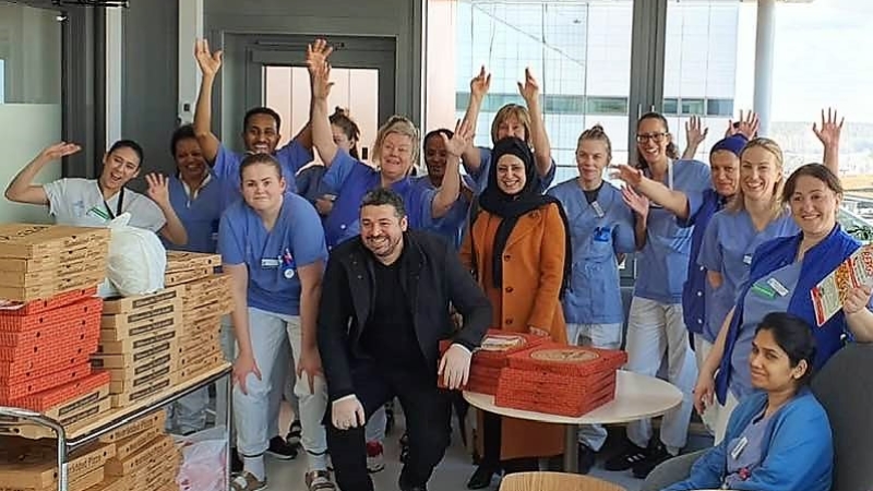 İsveç'te Türk vatandaşlarından sağlık personeline pizza ikramı