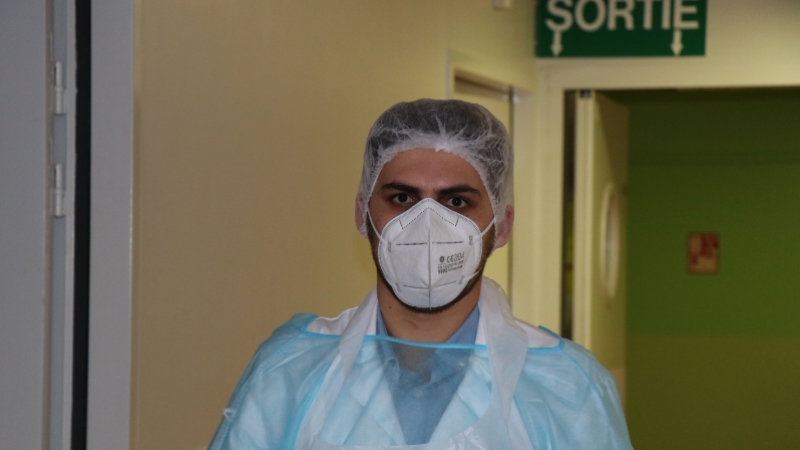 Erzurumlu doktor Fransa'da babasının onardığı hastanede hayat kurtarıyor