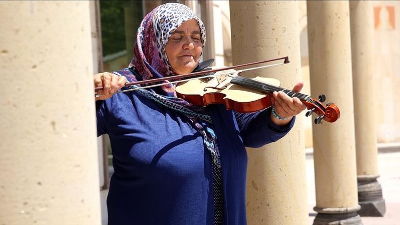 Çocukluk hayali kemanı 60 yaşında çalmaya başladı