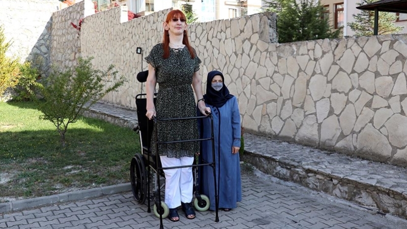 'Dünyanın en uzun boylu kadını' unvanıyla Guinness'e girmenin mutluluğunu yaşıyor