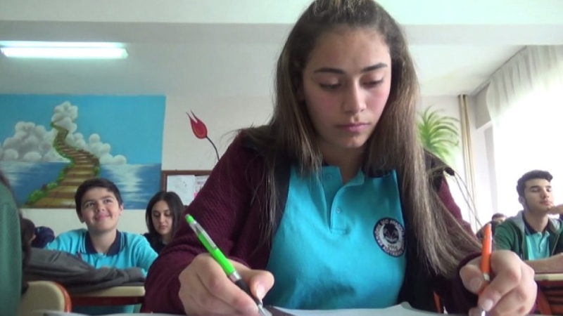 Aynı anda iki eliyle yazı yazabiliyor