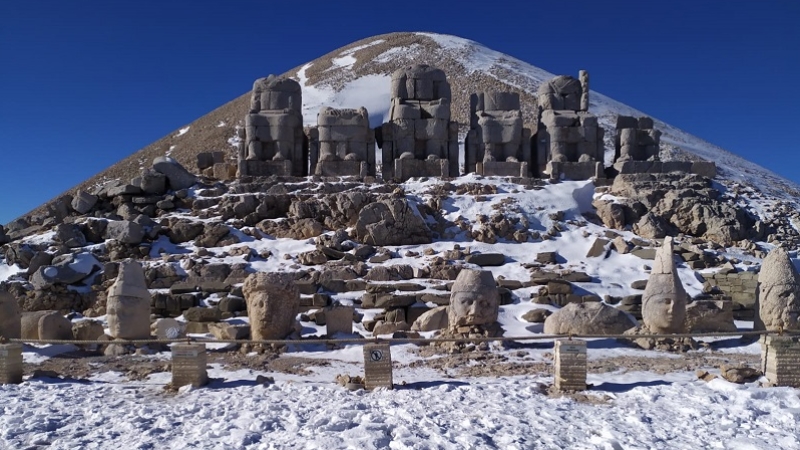 Nemrut'a mevsimin ilk karı düştü