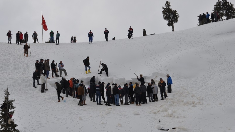 Bin 700 rakımlı dağdaki deliğe kar depoladılar