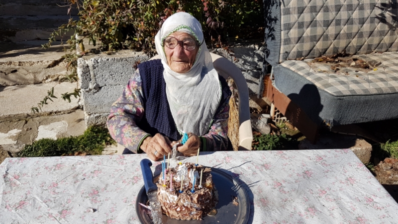 102 yaşında ilk kez doğum günü pastası kesti 