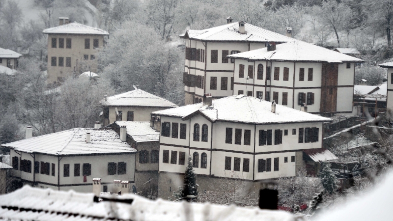 Safranbolu'nun tarihi konakları beyaza büründü 