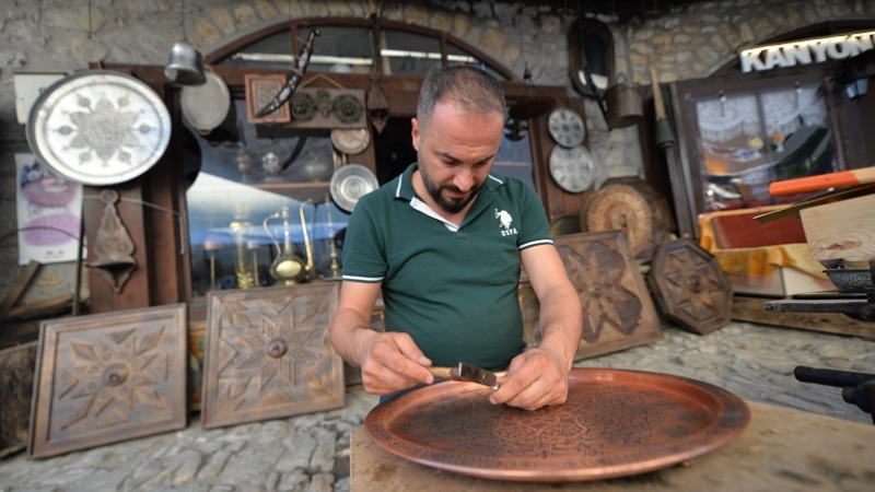 Safranbolulu bakır ustası eski mutfak eşyalarını sanat eserine dönüştürüyor