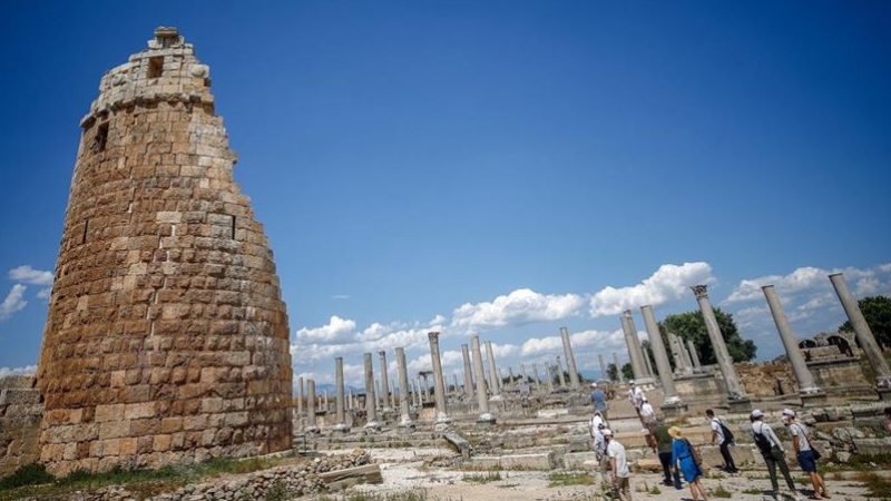 Perge'de 1700 yıllık kadın heykeli bulundu