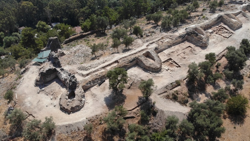 Muğla Akyaka'daki Orta Çağ'dan kalma kale surları gün yüzüne çıkarılıyor