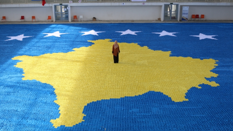 Kosovalı öğretmen origami ile yaptığı 1216 metrekarelik bayrakla Guinness'e girmeyi hedefliyor