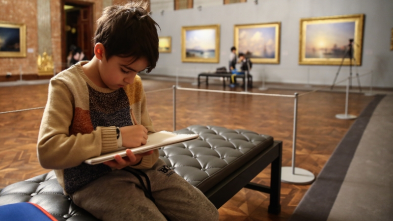 Çocukların Ayvazovski tablolarına karşı resim keyfi