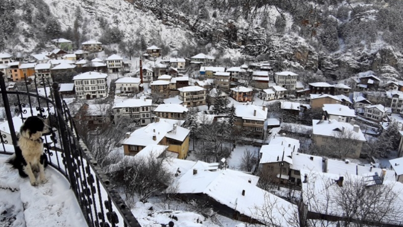 Osmanlı kasabası Mudurnu kar yağışıyla beyaza büründü