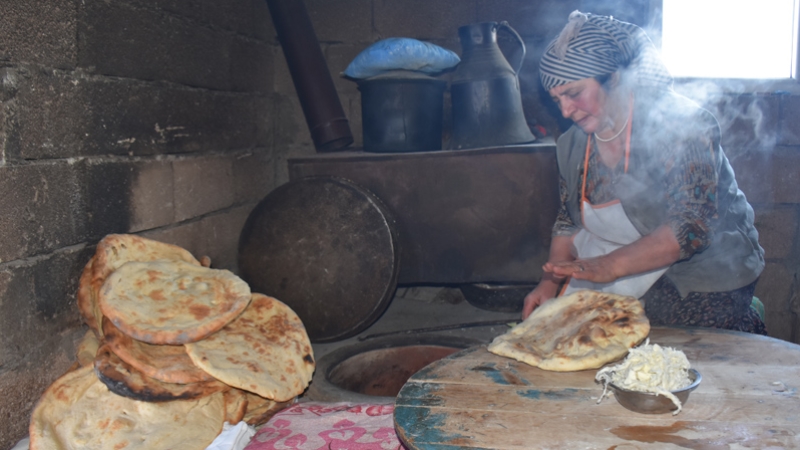 Soğuk havada sofralar tandır ekmeğiyle ısınıyor