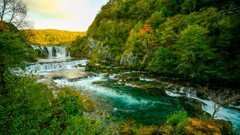 Bosna Hersek'teki Una Milli Parkı'nda sonbahar bir başka güzel
