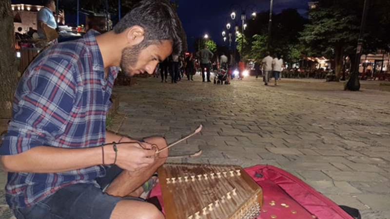 Diyarbakırlı üniversite öğrencisi 'santur' çalarak Balkanları geziyor